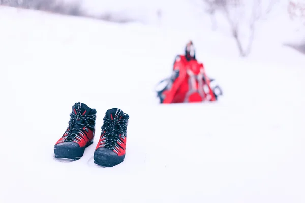 Χειμώνα πεζοπορία στα βουνά για χιονοπέδιλα — Φωτογραφία Αρχείου