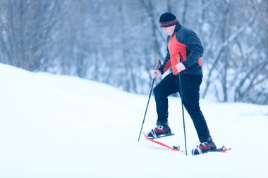 dağlarda kar ayakkabıları üzerinde hiking kış