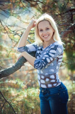 Genç kadın bırak günah park ile bir sonbahar gününde çalış..