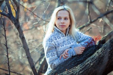 Genç kadın bırak günah park ile bir sonbahar gününde çalış..