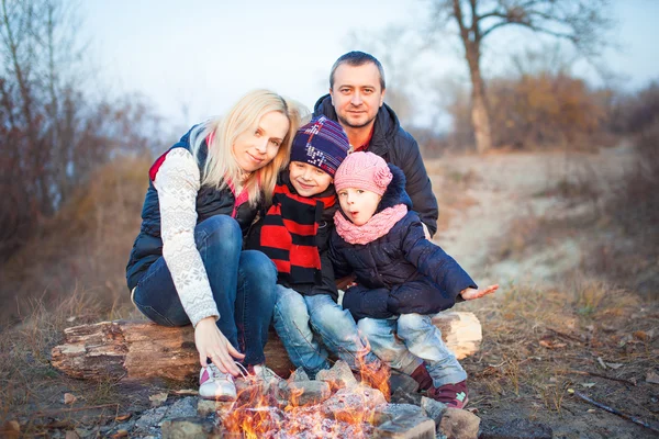 Lycklig familj promenader på hösten park. — Stockfoto