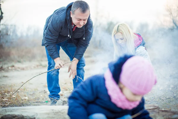 Wandelen in de herfst park en gelukkige familie. — Stockfoto