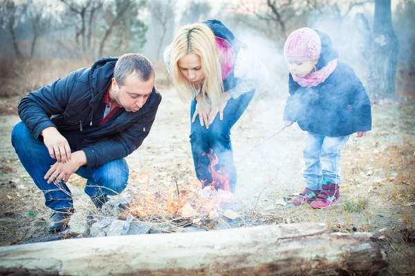 Wandelen in de herfst park en gelukkige familie. — Stockfoto