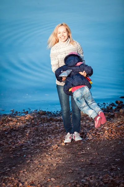 Mladá matka a její batole dívka v podzimních polích — Stock fotografie