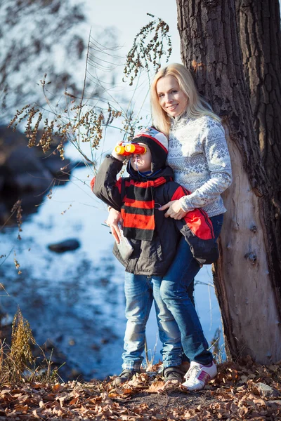 Vriendschap tussen broers en zussen. Gelukkige familie concept — Stockfoto