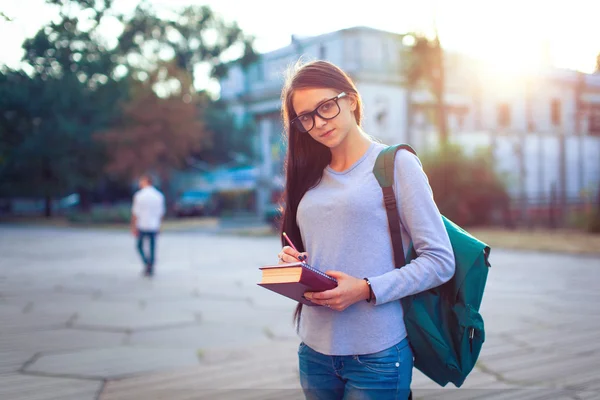 Uma foto de um estudante universitário étnico estudando no campus — Fotografia de Stock