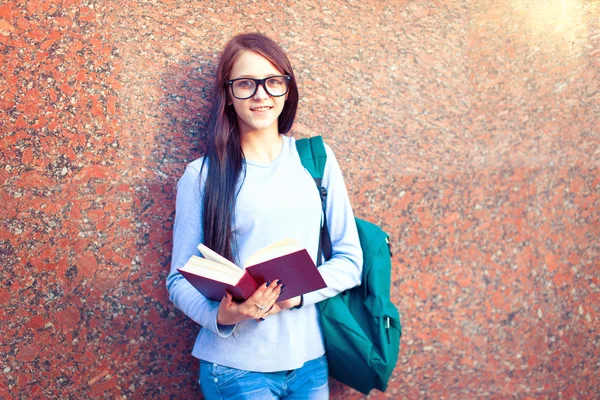 Uma foto de um estudante universitário étnico estudando no campus — Fotografia de Stock