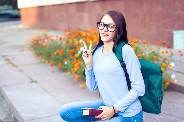 Una foto de un estudiante universitario étnico estudiando en el campus — Foto de Stock