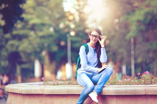 Una foto de un estudiante universitario étnico estudiando en el campus — Foto de Stock