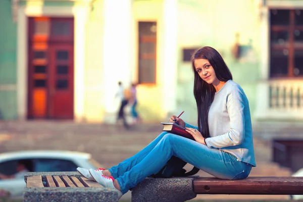 Studenții care merg în aer liber în campusul universitar — Fotografie, imagine de stoc