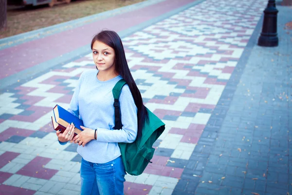Uma foto de um estudante universitário étnico estudando no campus — Fotografia de Stock