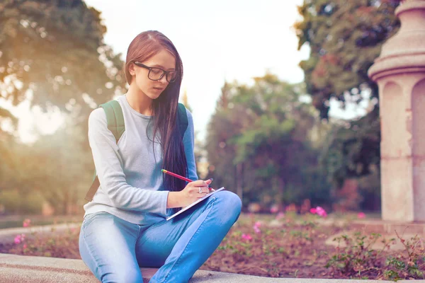 Studenten wandelen buiten op de universiteitscampus — Stockfoto