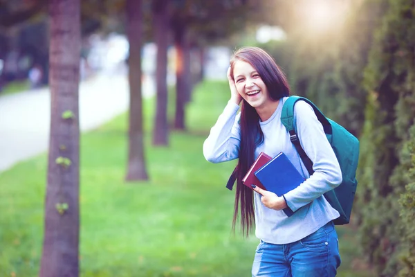 Estudantes andando ao ar livre no campus universitário — Fotografia de Stock