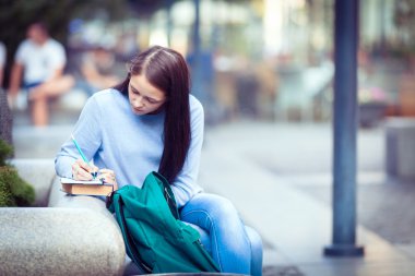 Üniversite Kampüsünde Dışarıda Yürüyen Öğrenciler