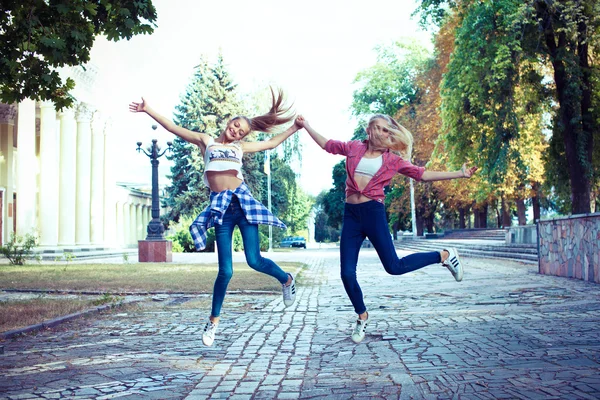 Dua teman gadis muda bersama dalam pelukan di taman — Stok Foto