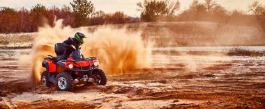Kum tepeleri içinde Atv sürme Genç kum bir dönüş yapma