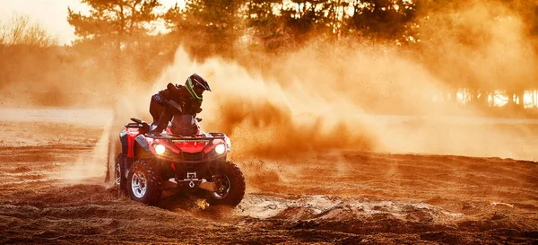 Tiener Rijden Atv Zandduinen Het Maken Van Een Bocht Het — Stockfoto