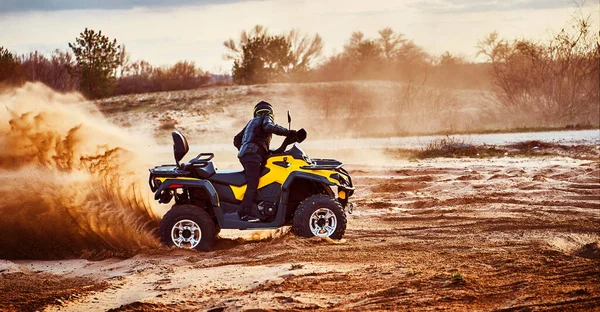 Tiener Rijden Atv Zandduinen Het Maken Van Een Bocht Het — Stockfoto