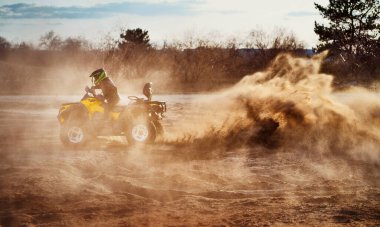 Kum tepeleri içinde Atv sürme Genç kum bir dönüş yapma                               