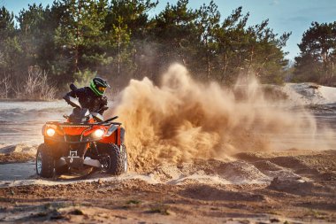 Kum tepeleri içinde Atv sürme Genç kum bir dönüş yapma