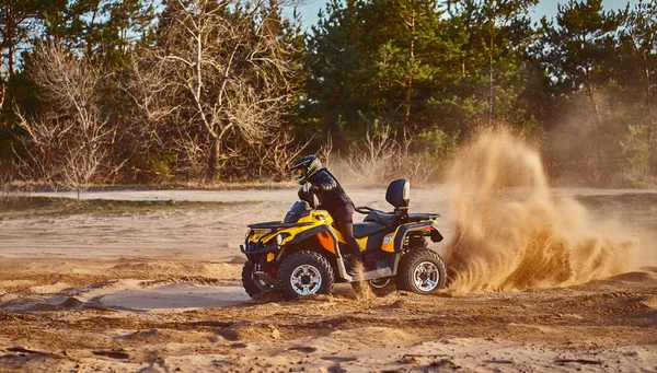 Tiener Rijden Atv Zandduinen Het Maken Van Een Bocht Het — Stockfoto