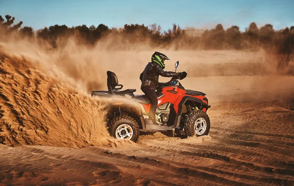 Adolescente Cabalgando Atv Dunas Arena Haciendo Giro Arena — Foto de Stock