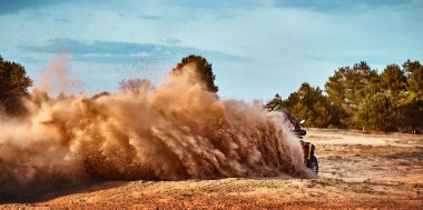 Kum tepeleri içinde Atv sürme Genç kum bir dönüş yapma