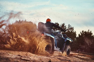 Kum tepeleri içinde Atv sürme Genç kum bir dönüş yapma