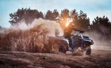 Kum tepeleri içinde Atv sürme Genç kum bir dönüş yapma
