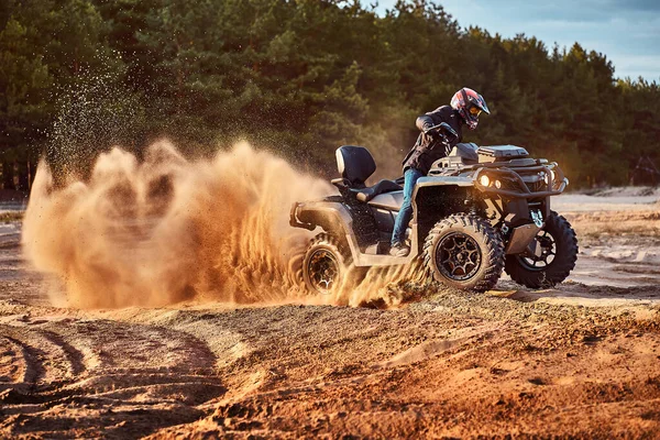 Tiener Rijden Atv Zandduinen Het Maken Van Een Bocht Het — Stockfoto