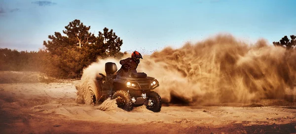 Teen Equitazione Atv Dune Sabbia Facendo Giro Nella Sabbia — Foto Stock