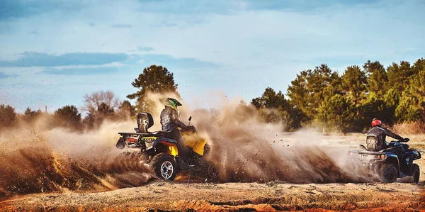 Adolescente Cabalgando Atv Dunas Arena Haciendo Giro Arena — Foto de Stock