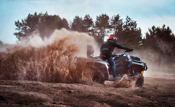 Teen Reiten Atv Sanddünen Machen Eine Wendung Sand — Stockfoto