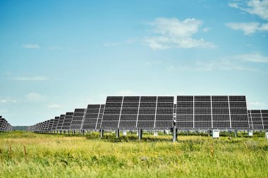 Güneş istasyonu. Yol boyunca doğal güneş enerjisi üretimi için güneş panelleri.