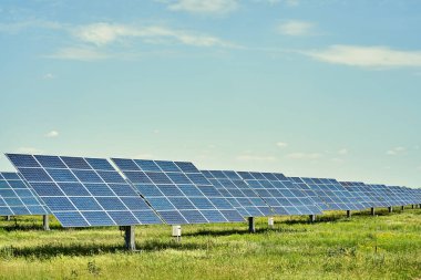 Güneş istasyonu. Yol boyunca doğal güneş enerjisi üretimi için güneş panelleri.