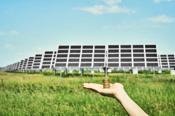 Arka Planda Fotovoltaik Güneş Enerjisi Panelleri Olan Ele Tutuşma Para — Stok fotoğraf