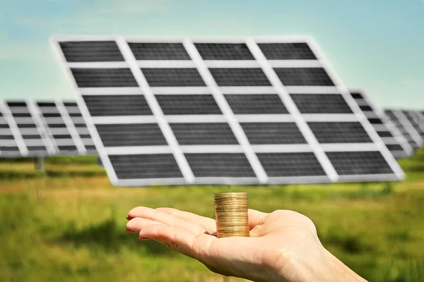 Billete Mano Con Paneles Fotovoltaicos Energía Solar Segundo Plano — Foto de Stock