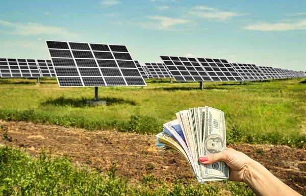 Arka Planda Fotovoltaik Güneş Enerjisi Panelleri Olan Ele Tutuşma Para — Stok fotoğraf