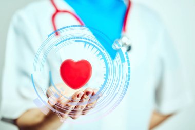 Beyaz arka planda bir şey gösteren kadın doktor.