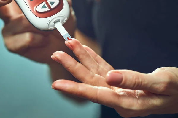 Primer Plano Nivel Azúcar Sangre Control Manos Las Mujeres Con — Foto de Stock