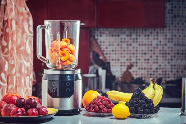 Elektrik blender için meyve suyu ya da iki yüzlü ahşap mutfak masasında olun.