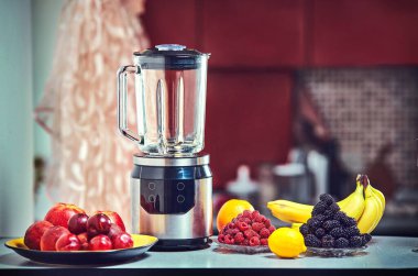 Elektrik blender için meyve suyu ya da iki yüzlü ahşap mutfak masasında olun.