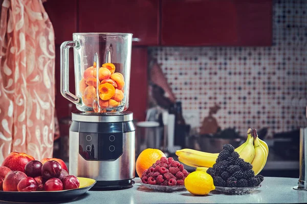 Elektrik Blender Için Meyve Suyu Iki Yüzlü Ahşap Mutfak Masasında — Stok fotoğraf