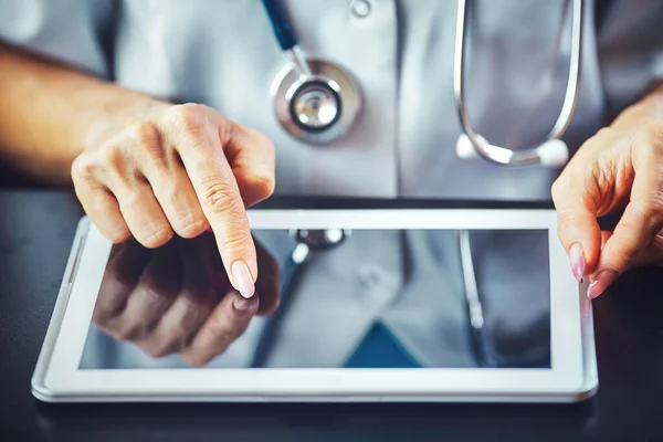 Mujer Médico Usando Tableta Hospital — Foto de Stock