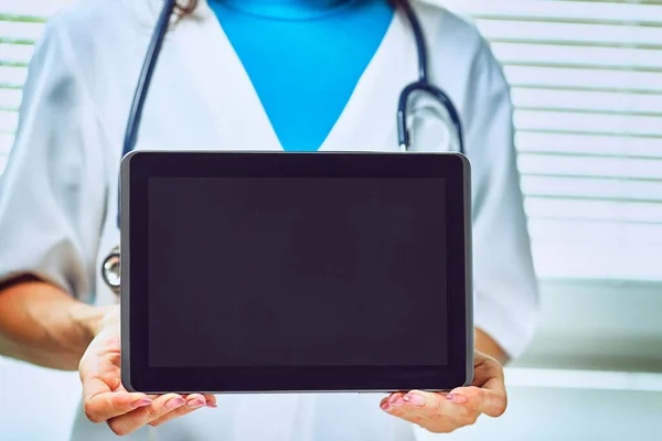 Lekarz Szpitalu Korzystający Komputera Typu Tablet — Zdjęcie stockowe