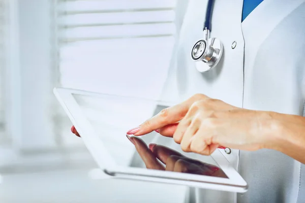 Női Orvos Használó Tabletta Számítógép Kórházban — Stock Fotó