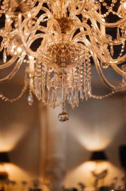 Zarif kristal avize. Karmaşık detaylar ve sıcak aydınlatma..