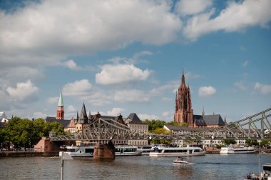 Frankfurt am Main Skyline 'ın manzarasında ikonik Kaiserdom St. Bartholomaus katedrali ve Eiserner Steg yaya köprüsü var.