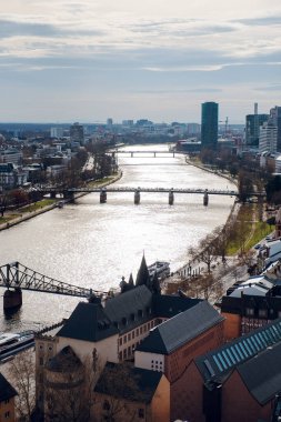 Frankfurt 'un panoramik manzarası. Şehrin içinden akan ana nehirle birlikte köprüler ve tarihi binalar var.
