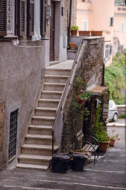 İtalya 'nın Tivoli kentindeki saksı bitkileri ve panjurlarla bezenmiş yıpranmış binalar arasında büyüleyici bir taş merdiven yükseliyor.